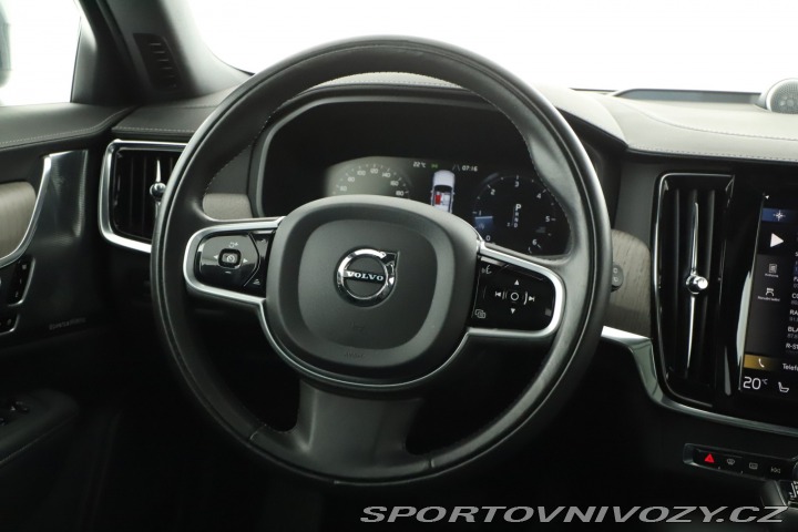 Volvo V90 Cross Country Momentum PR 2020