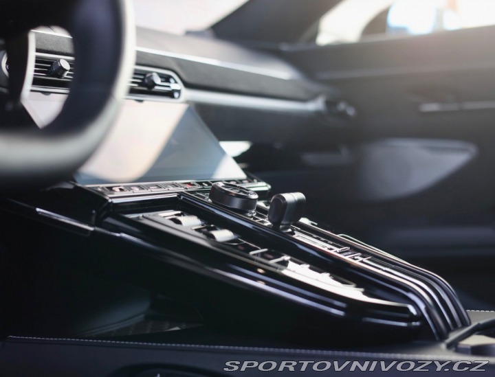 Aston Martin V8 Vantage  4.0  | Quicksilv 2025