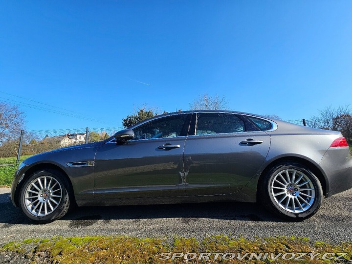 Jaguar XF 2,0   120 kW, výbava Pres 2017