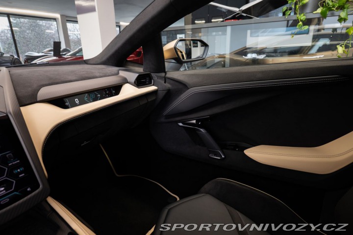 Lamborghini Revuelto  2024