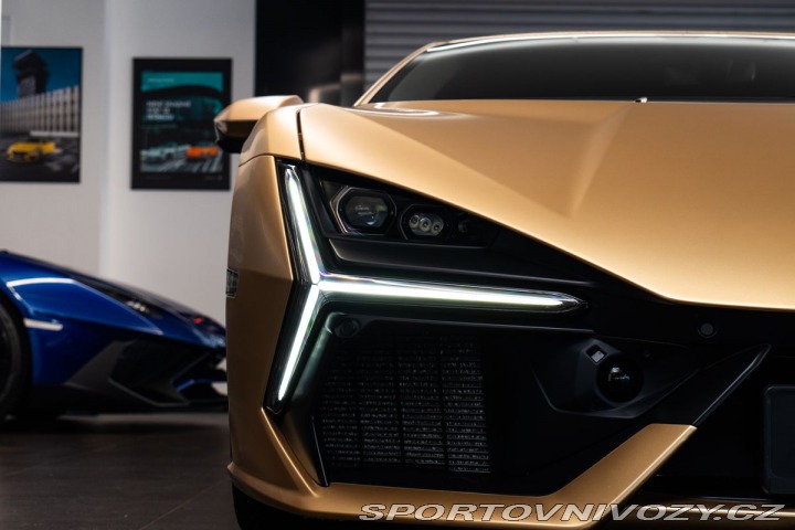 Lamborghini Revuelto  2024