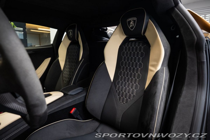 Lamborghini Revuelto  2024