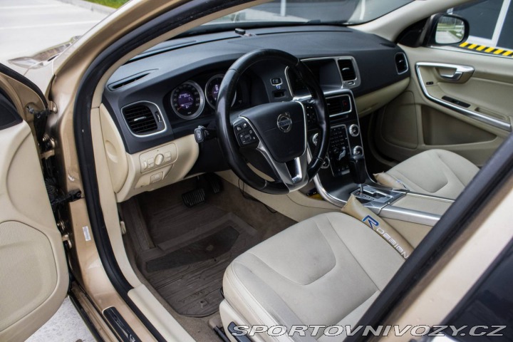 Volvo S60 Momentum, 158kW (2012) / 2012