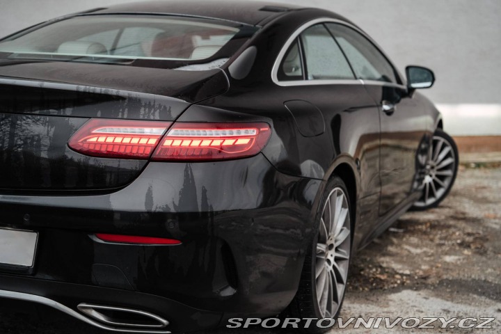Mercedes-Benz E Kupé 220d 4MATIC / AJ NA 2021