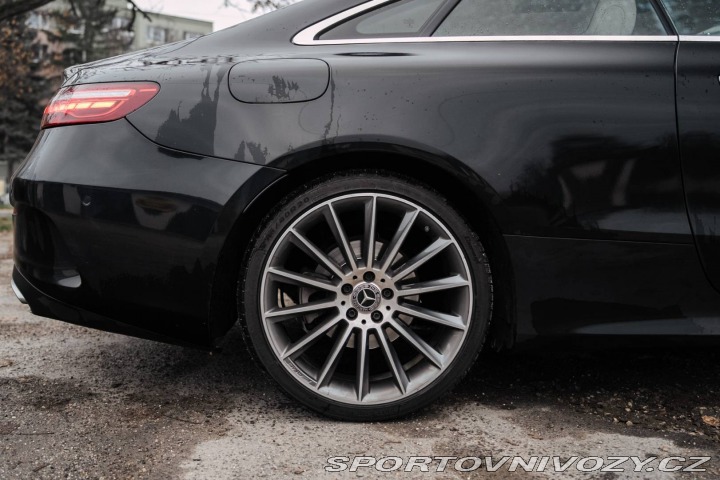 Mercedes-Benz E Kupé 220d 4MATIC / AJ NA 2021