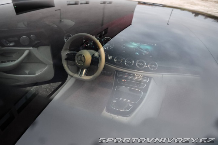 Mercedes-Benz E Kupé 220d 4MATIC / AJ NA 2021