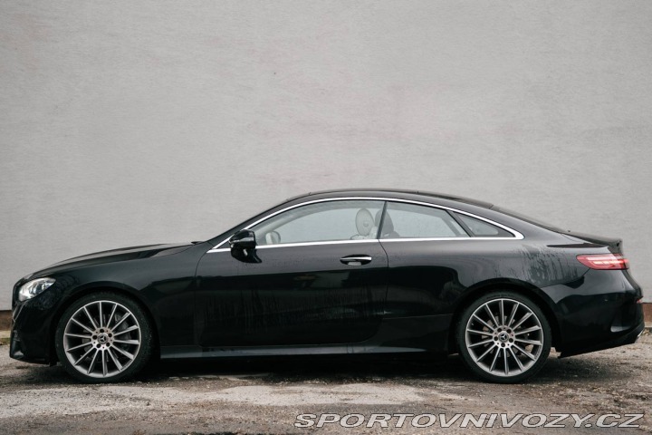 Mercedes-Benz E Kupé 220d 4MATIC / AJ NA 2021
