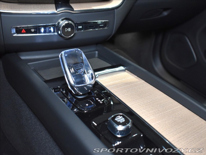 Volvo Ostatní modely XC60 2,0 T6  Ultra Bright 2025