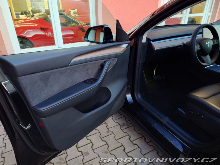 Tesla Model Y L. R.378kW SOH 93,4 PRODÁ 2023