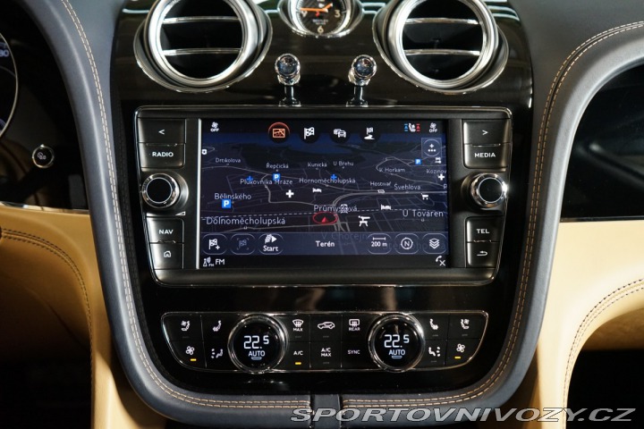 Bentley Bentayga HUD*PANO*MASÁŽ*TAŽNÉ*TV 2016
