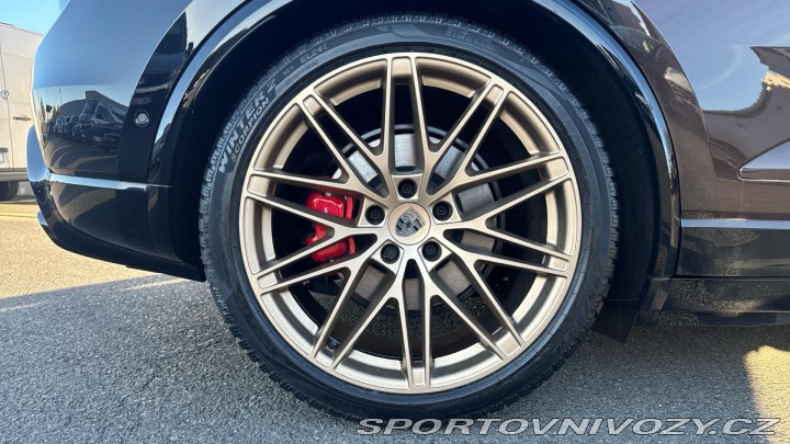 Porsche Macan Turbo 2025