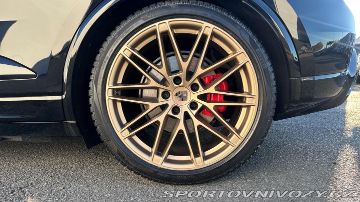 Porsche Macan Turbo 2025