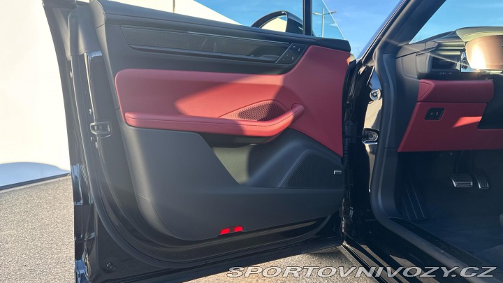 Porsche Macan Turbo 2025