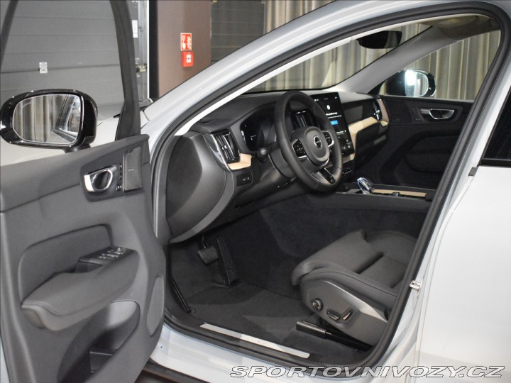 Volvo Ostatní modely XC60 2,0 T6  Plus Dark 2025