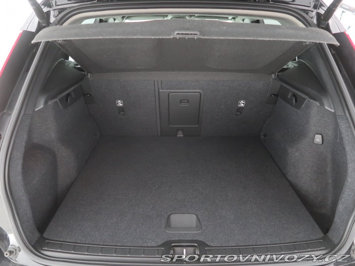 Volvo Ostatní modely XC40 Momentum Pro B5 AWD 2021