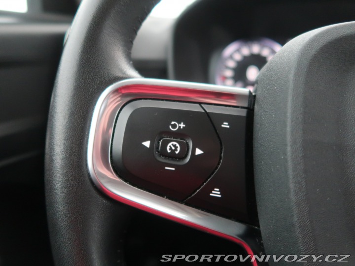 Volvo Ostatní modely XC40 Momentum Pro B5 AWD 2021