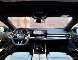 BMW 5 Touring  550e xDrive  | ť 2025