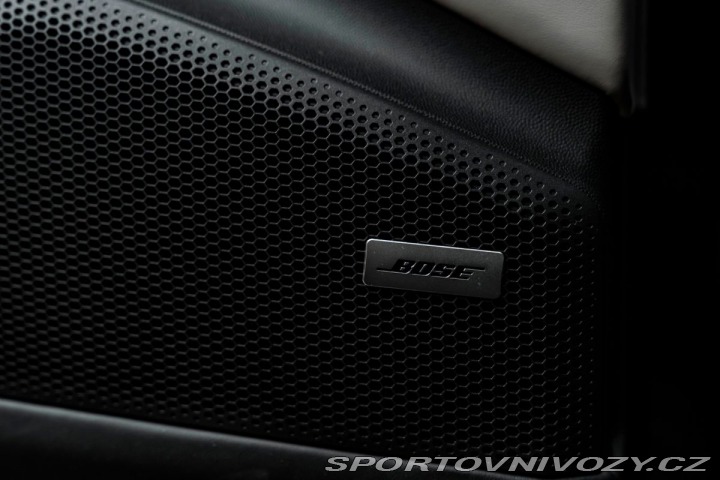 Porsche Macan Turbo 2025