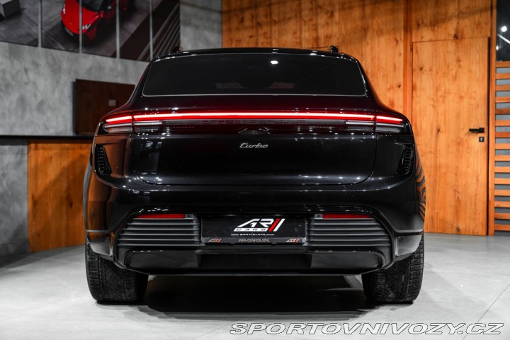 Porsche Macan Turbo 2025