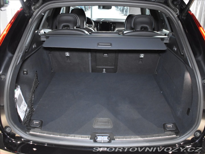 Volvo Ostatní modely XC60 2,0 T6 AWD PLUS Black Edi 2024