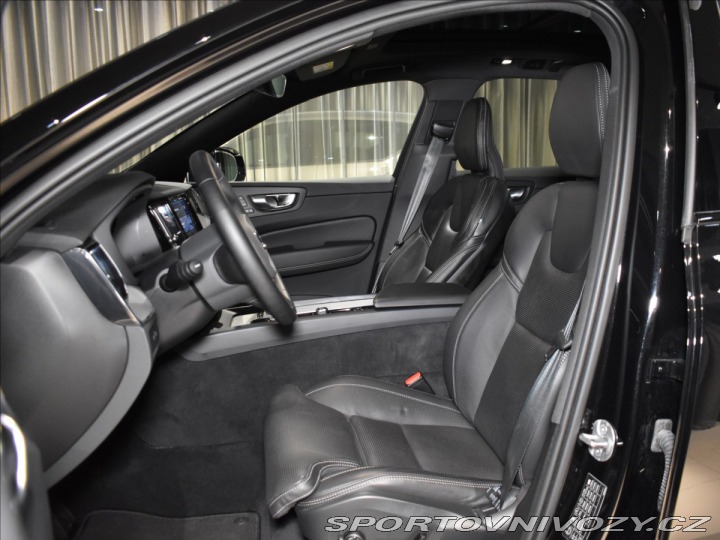 Volvo Ostatní modely XC60 2,0 T6 AWD PLUS Black Edi 2024