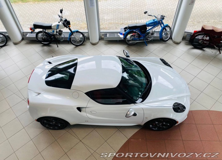 Alfa Romeo 4C  2015
