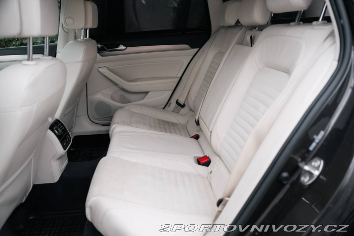 Volkswagen Ostatní modely Passat Variant Variant  2.0 BiTDI 4Motio 2015