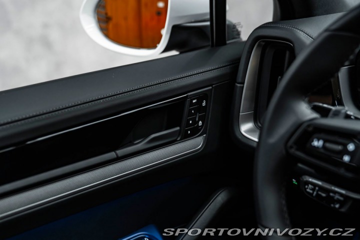 Porsche Cayenne BOSE, PANO, CHRONO 2025