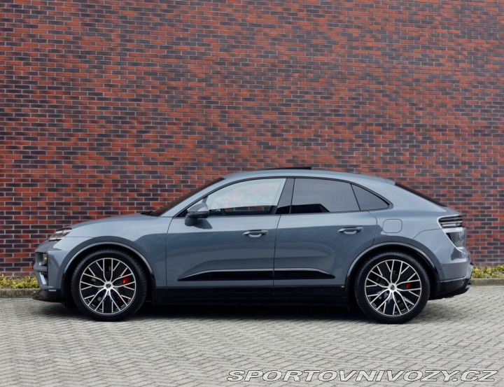 Porsche Macan Turbo | Pasažier Display 2025