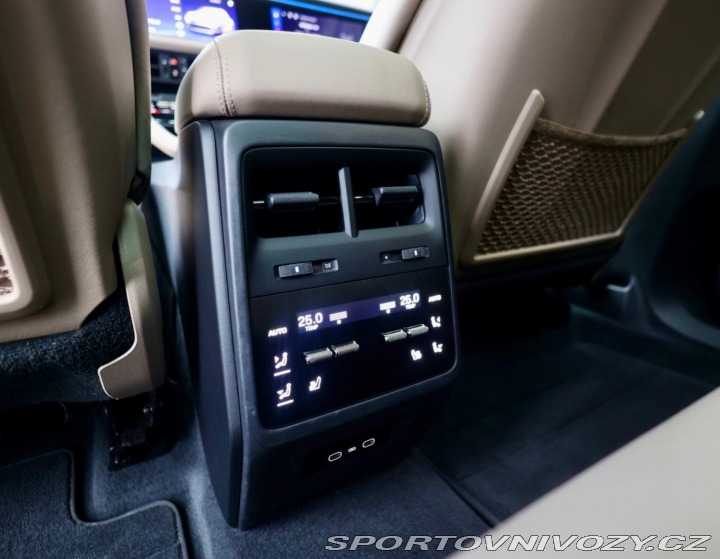 Porsche Macan Turbo | Pasažier Display 2025