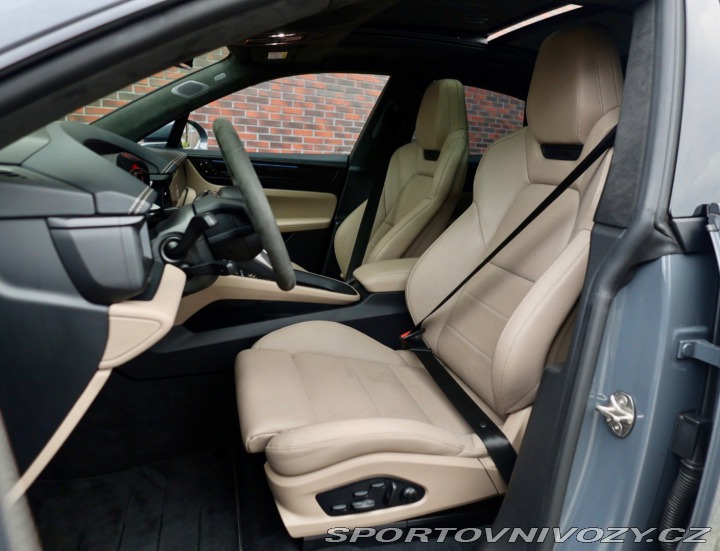 Porsche Macan Turbo | Pasažier Display 2025