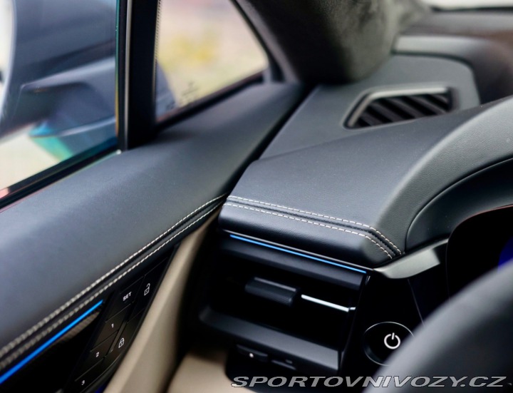 Porsche Macan Turbo | Pasažier Display 2025