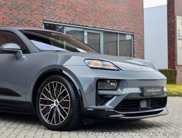 Porsche Macan Turbo | Pasažier Display 2025