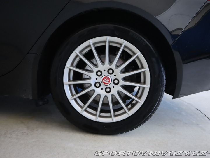 Jaguar XE Pure E-Performance 2016