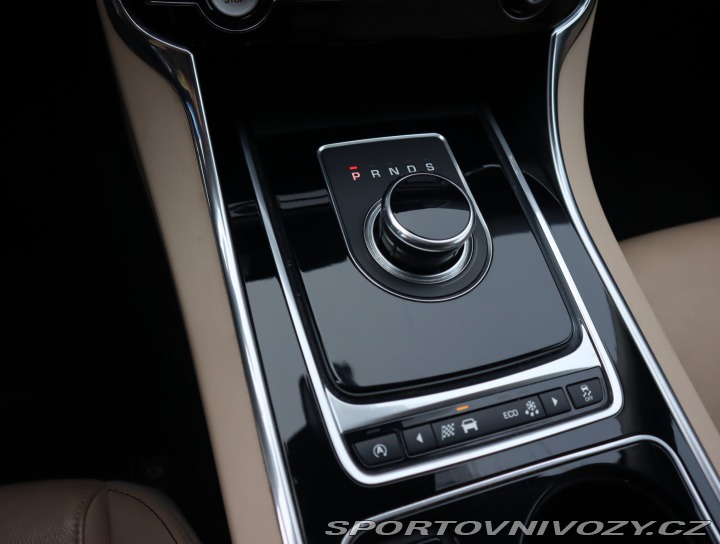 Jaguar XE Pure E-Performance 2016