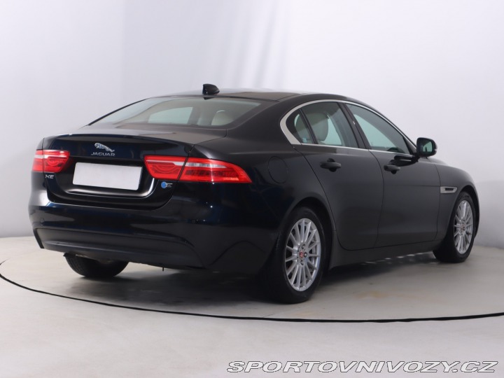 Jaguar XE Pure E-Performance 2016