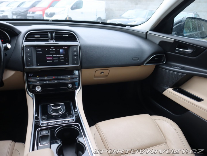 Jaguar XE Pure E-Performance 2016