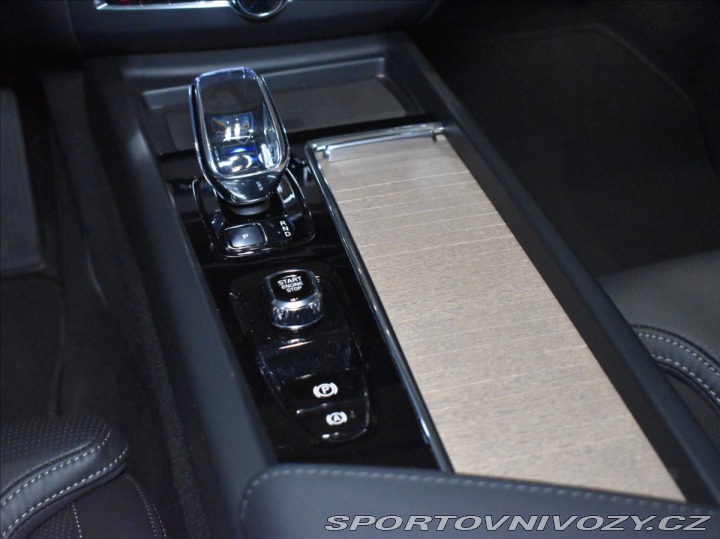 Volvo Ostatní modely XC60 2,0 T6 AWD Ultra B&W, 2025