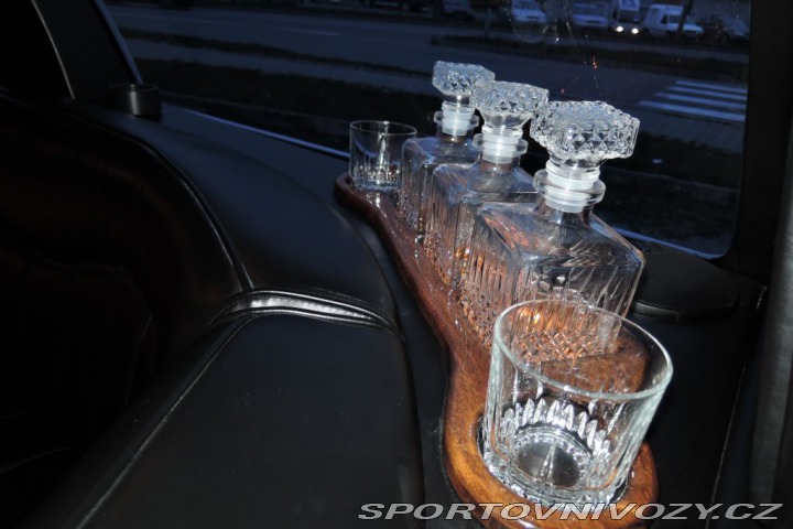 Ostatní značky Ostatní modely Lincoln Town Car 4,6 Limuzína 9.m Pronájem 1995