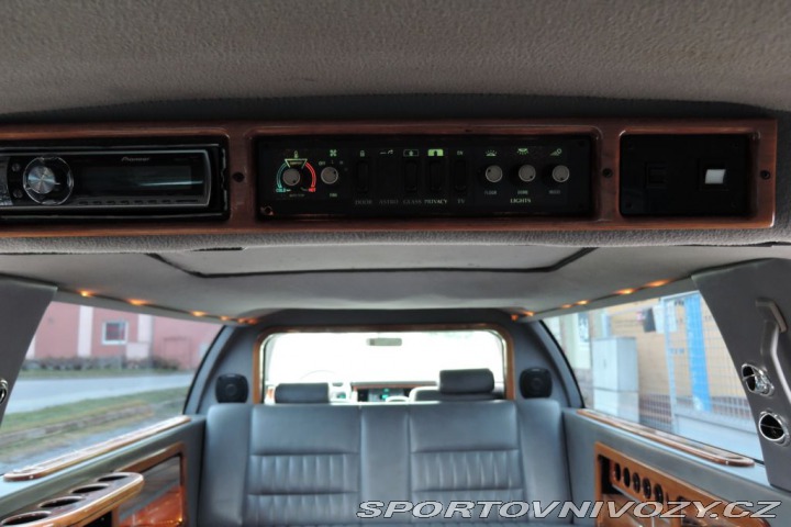 Ostatní značky Ostatní modely Lincoln Town Car 4,6 Limuzína 7.m Pronájem 1993