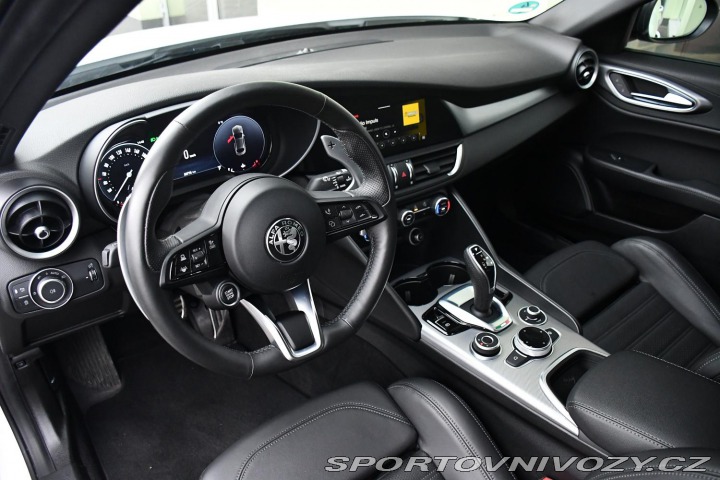 Alfa Romeo Giulia 2.0T VELOCE PANO AT8-Q4 2 2024