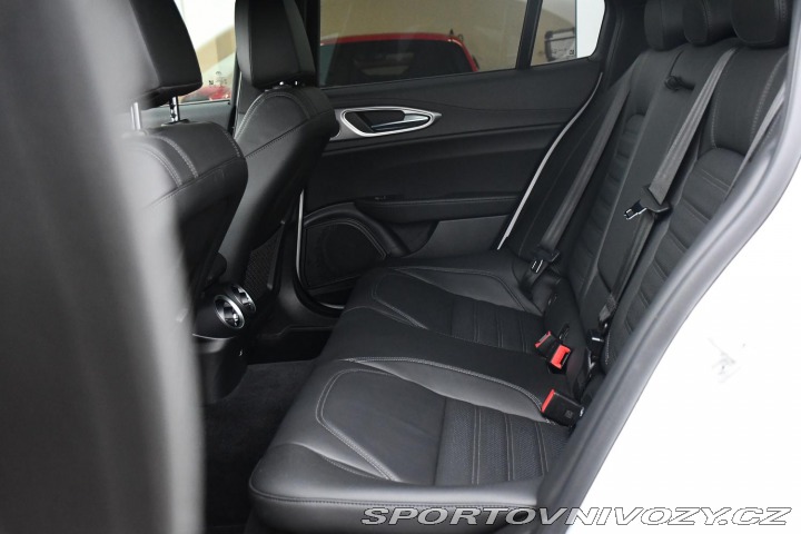 Alfa Romeo Giulia 2.0T VELOCE PANO AT8-Q4 2 2024