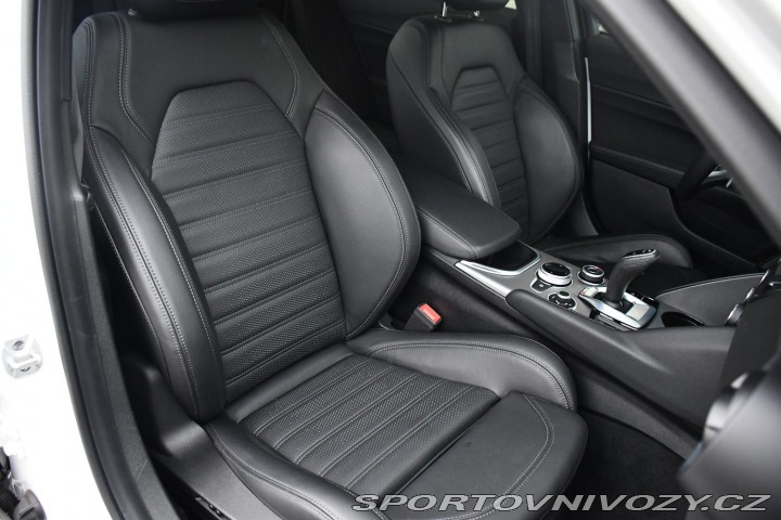 Alfa Romeo Giulia 2.0T VELOCE PANO AT8-Q4 2 2024