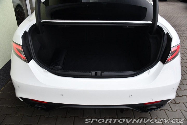 Alfa Romeo Giulia 2.0T VELOCE PANO AT8-Q4 2 2024