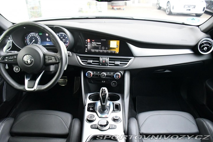 Alfa Romeo Giulia 2.0T VELOCE PANO AT8-Q4 2 2024