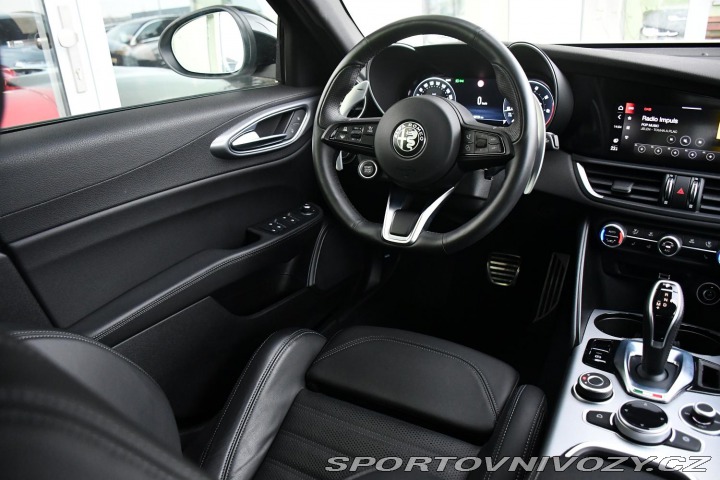 Alfa Romeo Giulia 2.0T VELOCE PANO AT8-Q4 2 2024