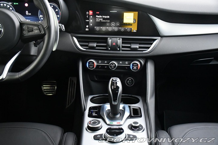 Alfa Romeo Giulia 2.0T VELOCE PANO AT8-Q4 2 2024