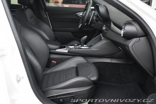 Alfa Romeo Giulia 2.0T VELOCE PANO AT8-Q4 2 2024