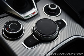 Alfa Romeo Giulia 2.0T VELOCE PANO AT8-Q4 2 2024