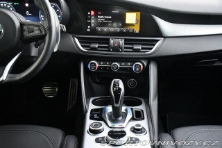 Alfa Romeo Giulia 2.0T VELOCE PANO AT8-Q4 2 2024